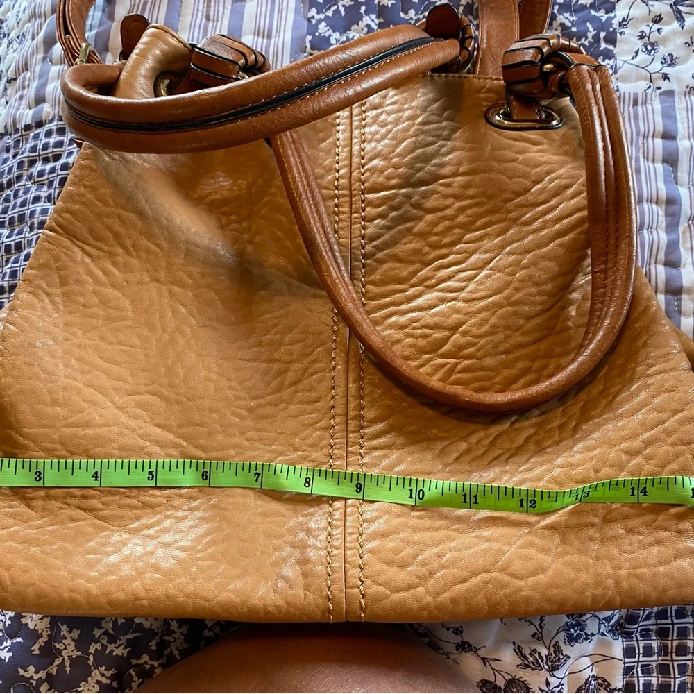 Satchel. Can be carried as a crossbody - Picture 1 of 6